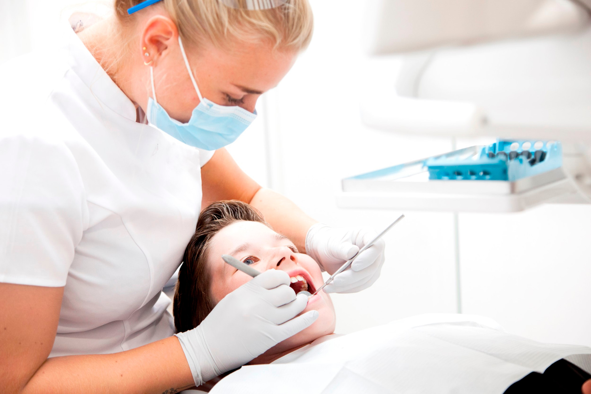 Mondhygiënist aan het werk in de behandelkamer
